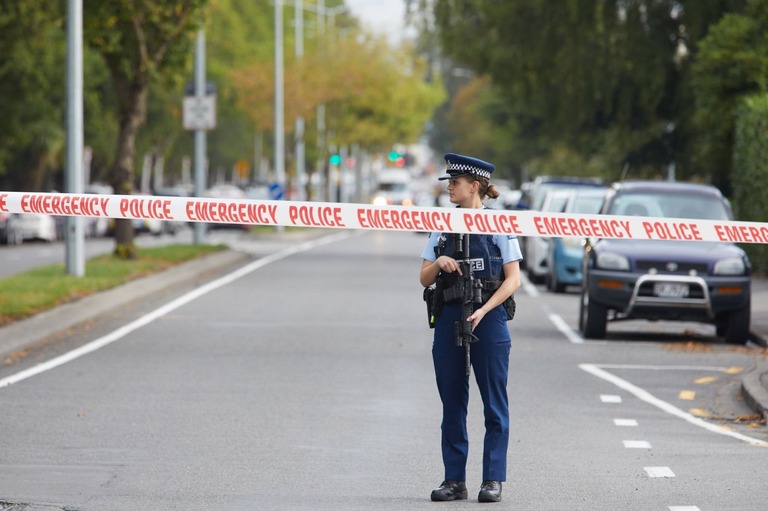 現場一帯を封鎖する警察官/Diederik van Heyningen/Anadolu Agency/Getty Images