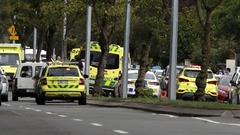 モスク前に停車する救急車。クライストチャーチ病院の広報担当はＣＮＮに複数の犠牲者が搬送されてきたと述べた