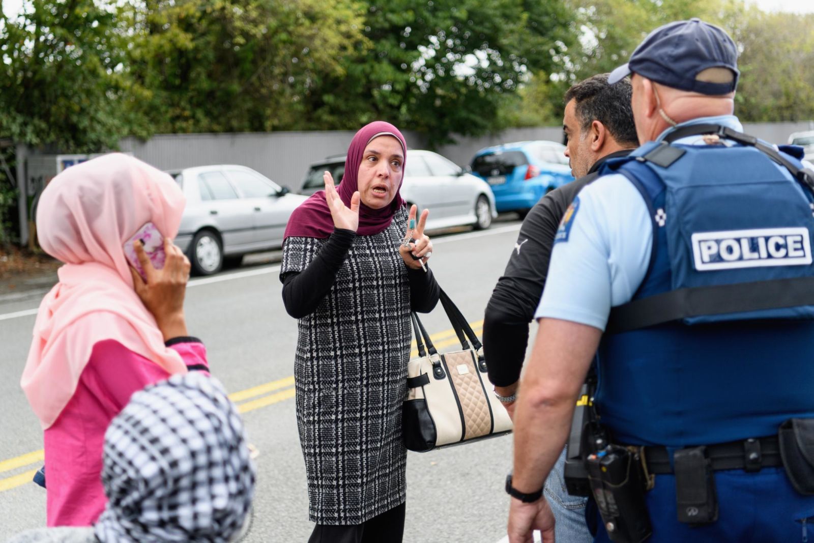 マスジドアルヌールモスク前で市民が警察に話す様子/Kai Schwoerer/Getty Images