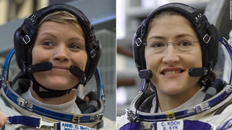アン・マクレインさん（左）とクリスティーナ・コックさんが初の女性だけによる宇宙遊泳を行う/AFP/TASS/Getty Images