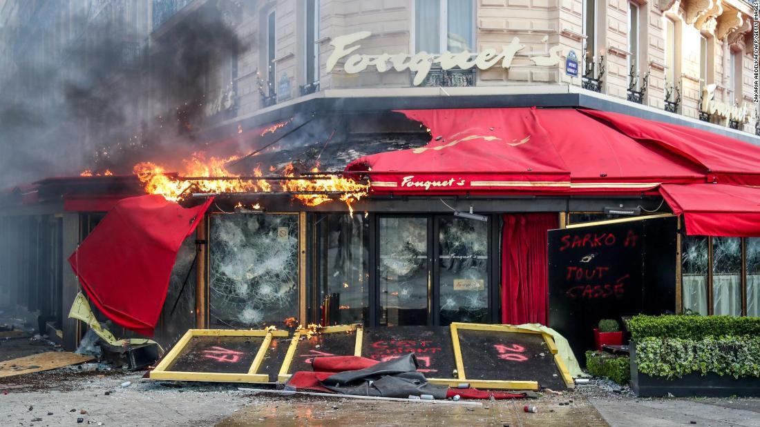 デモによって被害を受けたシャンゼリゼ通りのレストラン「フーケ」＝１６日/ZAKARIA ABDELKAFI/AFP/Getty Images