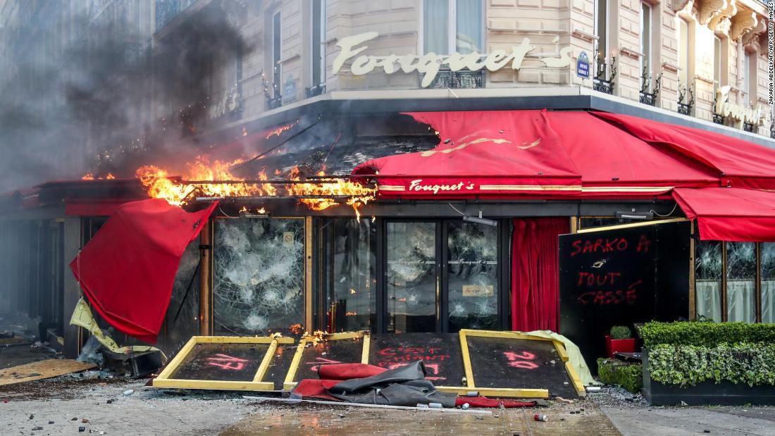 デモによって被害を受けたシャンゼリゼ通りのレストラン「フーケ」=16日/ZAKARIA ABDELKAFI/AFP/Getty Images