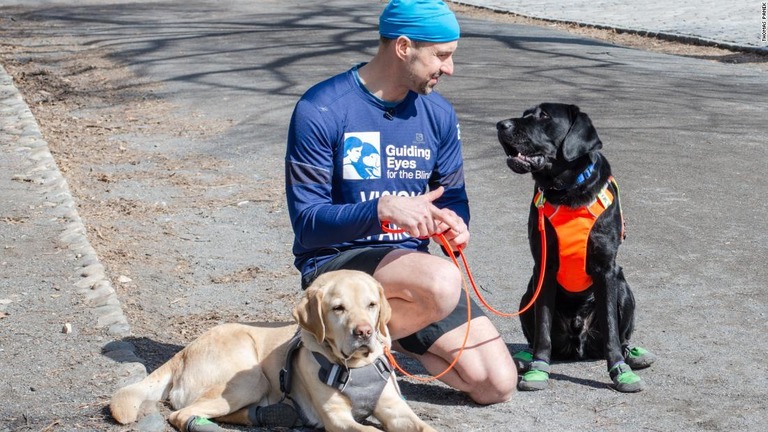 ＮＹＣハーフマラソン大会にトーマス・パネックさんと盲導犬３匹が参加する/Thomas Panek