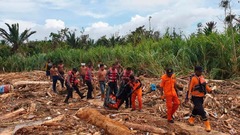 鉄砲水で５０人死亡、捜索救助は難航　インドネシア 