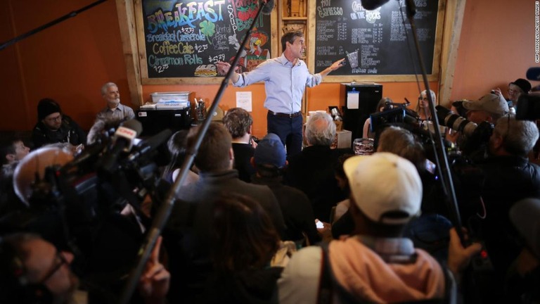 有権者に向かって話しかけるベト・オルーク前下院議員＝１５日、アイオワ州/Chip Somodevilla/Getty Images