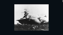 日本の魚雷攻撃を受け火災が発生、船体が傾く空母ワスプ