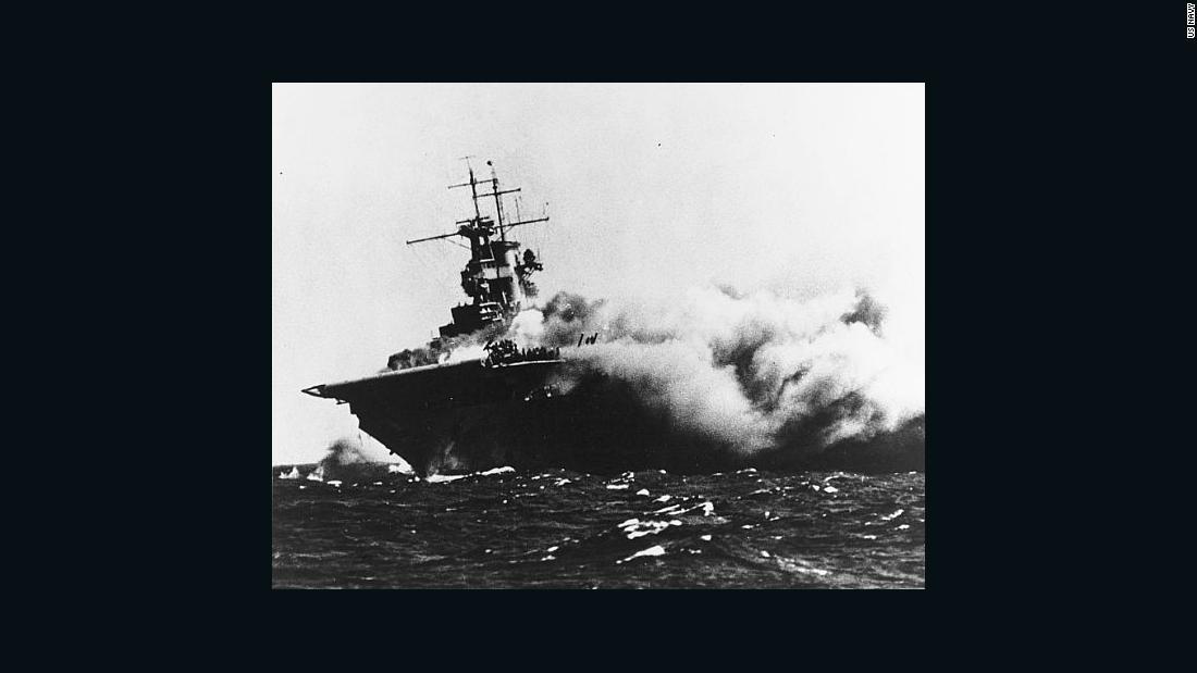 日本の魚雷攻撃を受け火災が発生、船体が傾く空母ワスプ/US Navy