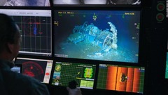 調査船「ペトレル」の乗組員が無人潜水艇を操作する様子。画面に映るのはワスプに艦載されていたと見られる雷撃機アベンジャー
