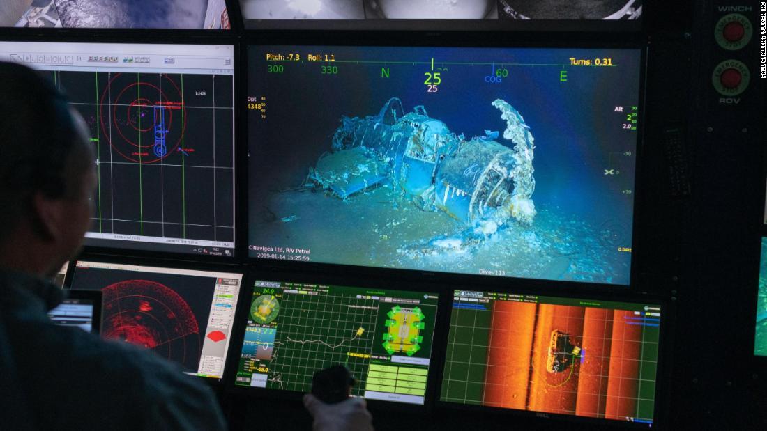 調査船「ペトレル」の乗組員が無人潜水艇を操作する様子。画面に映るのはワスプに艦載されていたと見られる雷撃機アベンジャー/Paul G. Allen's Vulcan Inc