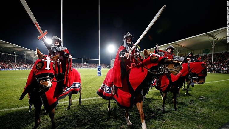 十字軍にちなんだ装束で試合前にパフォーマンスを披露するクルセイダーズの騎士たち/Martin Hunter/Getty Images AsiaPac/Getty Images