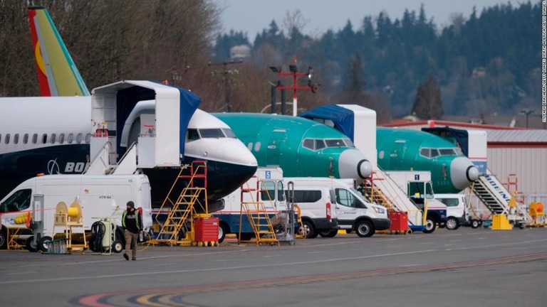 ワシントン州レントンの飛行場に並ぶボーイング７３７ＭＡＸ型機。左は７３７ＭＡＸ９の試験機/Stephen Brashear/Getty Images North America/Getty Images