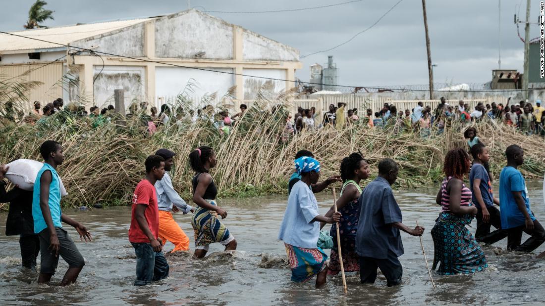 ベイラで水に囲まれた倉庫からコメを運ぶ人も/YASUYOSHI CHIBA/AFP/AFP/Getty Images