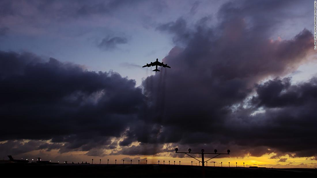 米領グアムのアンダーセン空軍基地を飛び立つB52/U.S. Air Force/Senior Airman Ryan Brooks