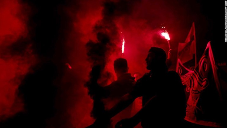 試合後にスタジアムの外で発煙筒などを用いるＰＳＧのファン/Catherine Ivill/Getty Images Europe/Getty Images