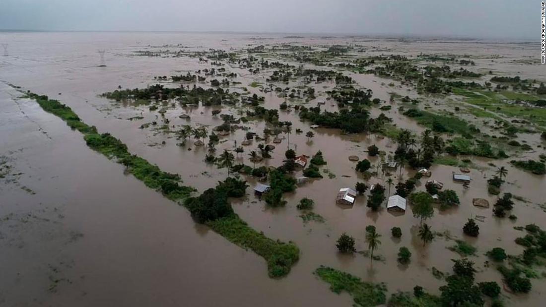 中部ザンベジア州ニコアダラでも冠水＝１９日/World Food Programme via AP