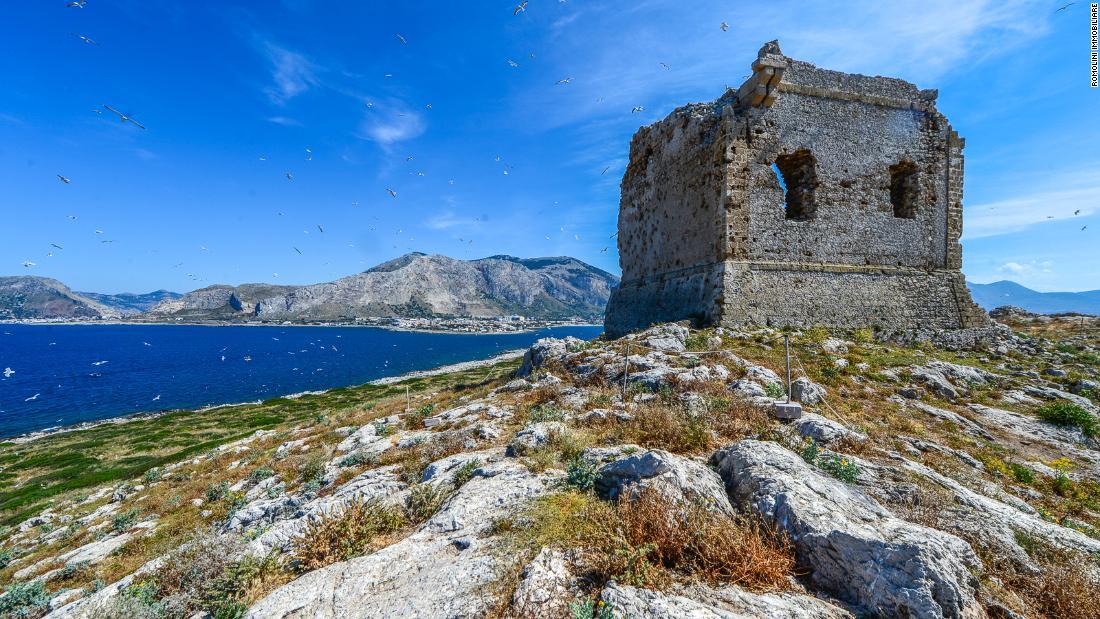 島に残る１７世紀の塔の一部/Romolini Immobiliare