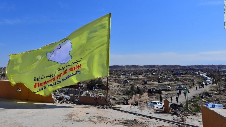 奪還した建物ではためくＳＤＦの旗＝シリア・バグズ/GIUSEPPE CACACE/AFP/Getty Images