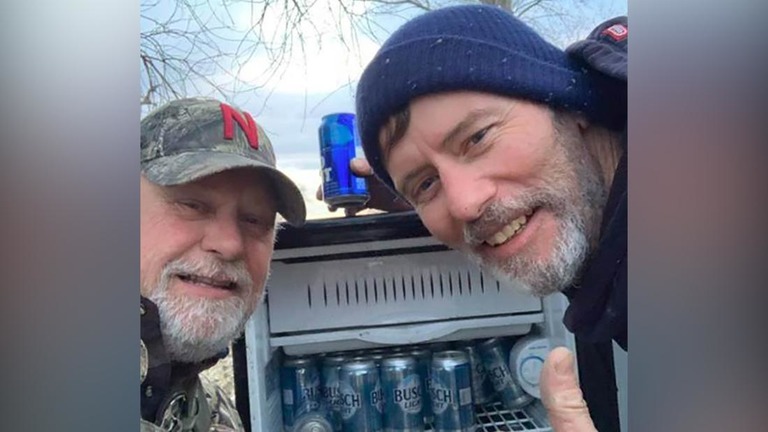 冷えた缶ビール入りの冷蔵庫が発見された/Kyle Simpson and Gayland Stouffer