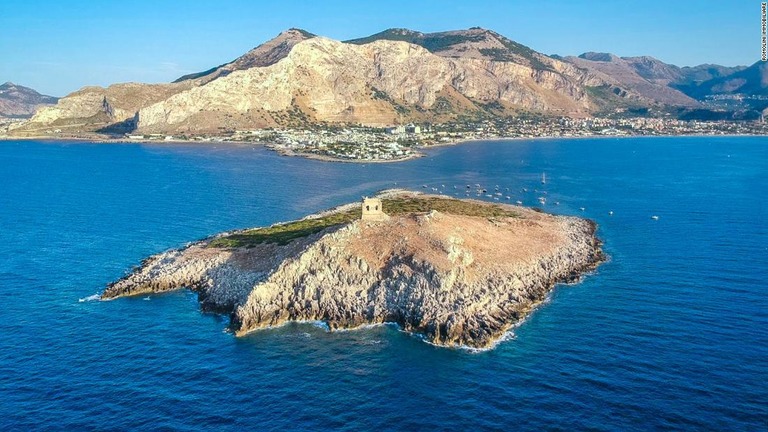シチリア島の沖合にある小さな島が売りに出されている/Romolini Immobiliare