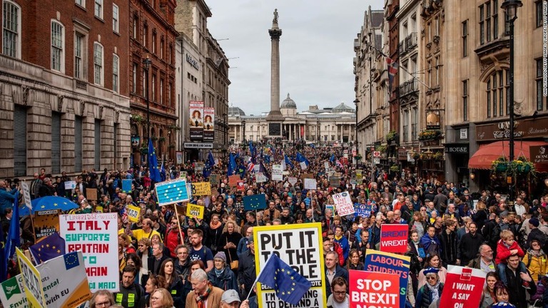 英国のＥＵ離脱をめぐり国民投票のやり直しを求めてロンドン中心部でデモ行進する人々/Dan Kitwood/Getty Images Europe/Getty Images