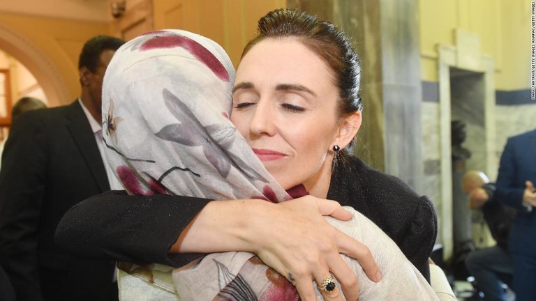 アーダーン首相がスカーフをまとった女性を抱擁する様子/Mark Tantrum/Getty Images AsiaPac/Getty Images