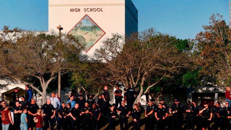 乱射事件の２週間後に学生や教職員が高校に戻る様子/RHONA WISE/AFP/AFP/Getty Images