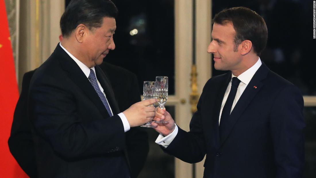 公式晩餐会に出席した習近平国家主席（左）とマクロン大統領＝２５日、パリのエリゼ宮/LUDOVIC MARIN/AFP/Getty Images