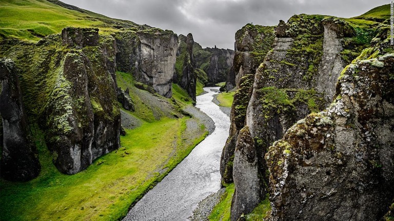 ジャスティン・ビーバーのＭＶにも登場したアイスランドの景勝地が観光客の急増を受けて一時定期閉鎖された/Getty Images/Tobias Ackeborn