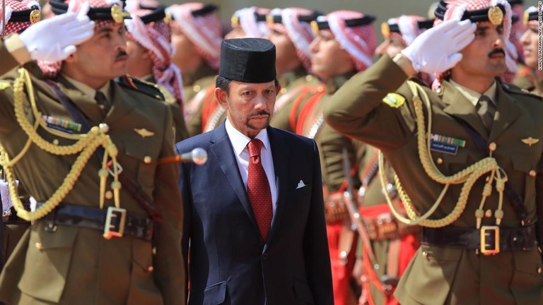 ブルネイのハサナル・ボルキア国王（中央）/KHALIL MAZRAAWI/AFP/Getty Images
