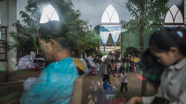 教会の行事に参加する国内避難民や地元住民＝２０１８年５月１３日、ミャンマー・カチン州/YE AUNG THU/AFP/AFP/Getty Images
