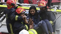 バングラ首都ビル火災、死者２５人に　７４人負傷
