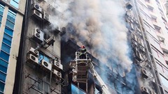 バングラデシュで高層ビル火災、５人死亡　取り残された人の救出続く