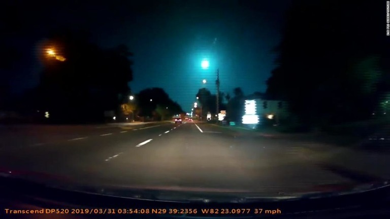 車載カメラがとらえた隕石の光＝３０日、フロリダ州ゲインズビル/EVE Pro Guides/YouTube