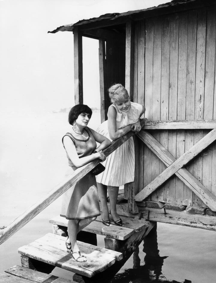 1962年、「5時から7時までのクレオ」で主演を務めたコリーヌ・マルシャン(右)と/Keystone/Hulton Archive/Getty Images