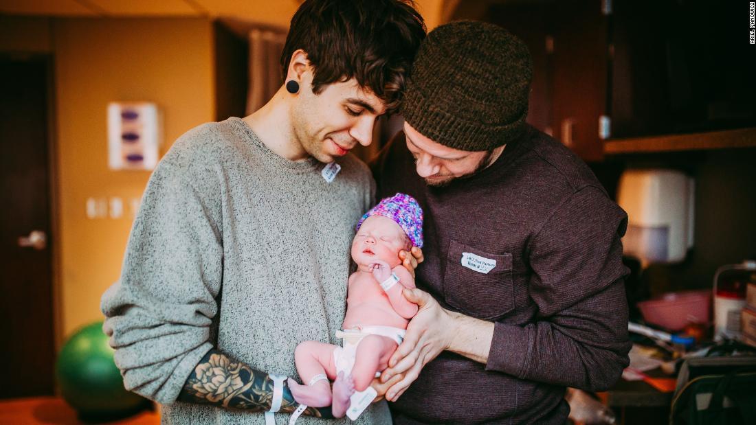 赤ちゃんを抱く２人の父親/Ariel Panowicz