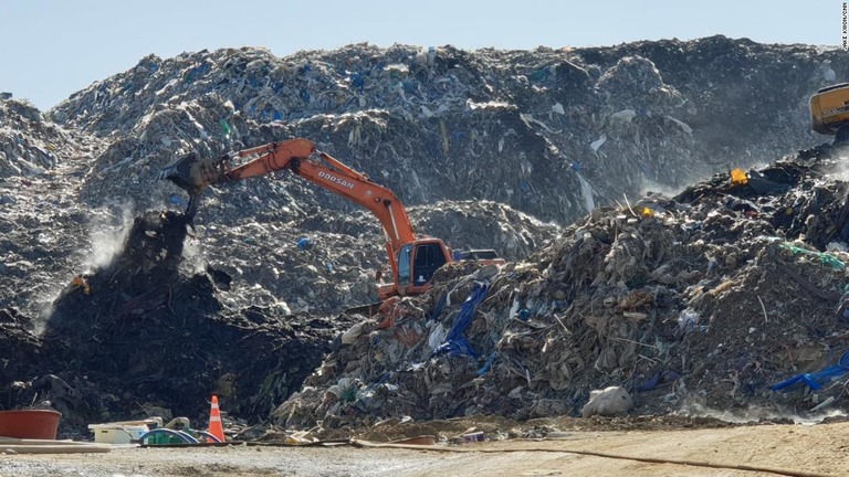 ２０００トンの廃棄を許可されたが、今では、その８０倍のごみがたまっている＝韓国・義城郡/Jake Kwon/CNN