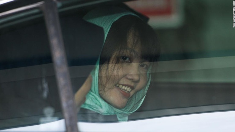 裁判所を離れる際に笑顔を見せるドアン・ティ・フォン被告＝１日/MOHD RASFAN/AFP/Getty Images