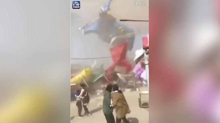 中国で突風のためにエアー遊具が吹き飛ばされ、子ども２人が死亡した/Weibo/CCTV