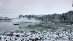 氷河崩落で海岸に大波、観光客が慌てて避難　アイスランド
