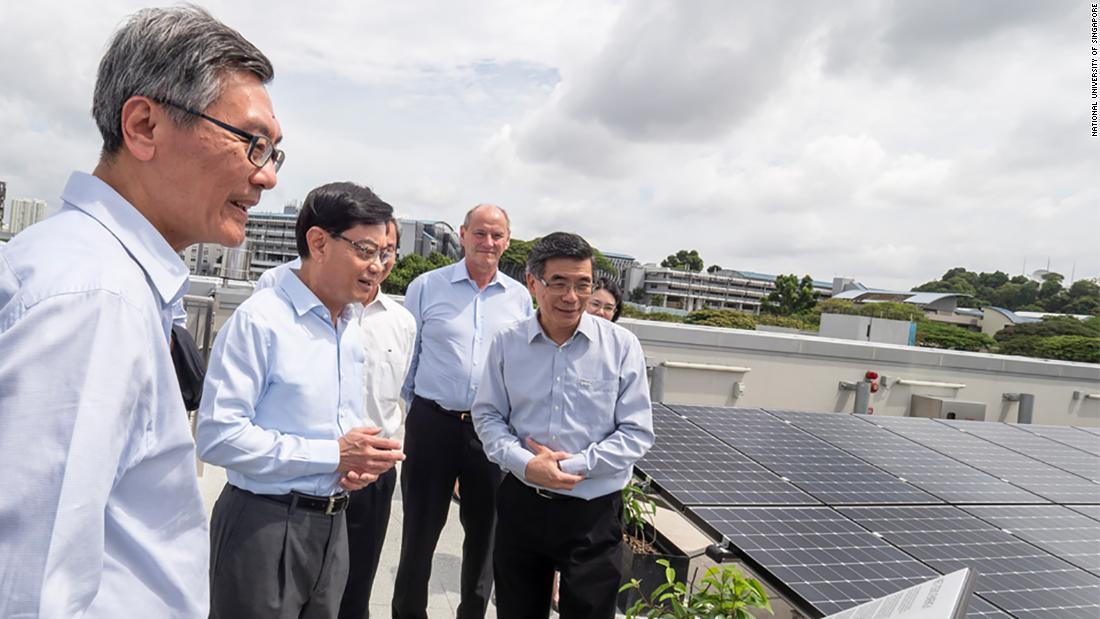 屋上に設けられた「ソーラー・ファーム」を見学する人たち/National University of Singapore