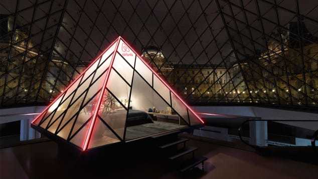 ガラスのピラミッドに似せた真っ白なテントは、本物のピラミッドの中に設置される/Julian Abrams/Airbnb
