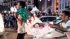 アルジェリア大統領が辞意、長期政権に幕