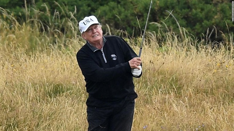 ゴルフ好きで知られるトランプ氏だが、プレー中に「いんちき」を繰り返しているという/Leon Neal/Getty Images 