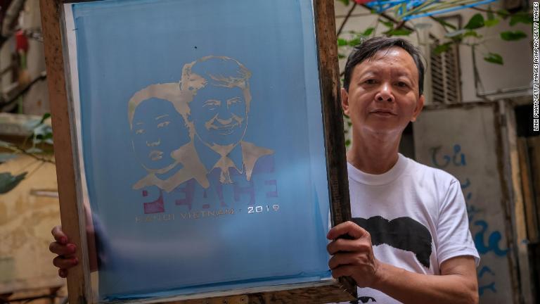 通常だと1日に売れるTシャツは30枚程度だが・・・/Linh Pham/Getty Images AsiaPac/Getty Images