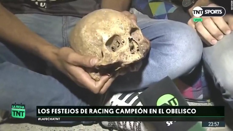 アルゼンチンのサッカーファンが、亡き祖父の頭蓋骨と優勝の喜びを分かち合った/TNT Sports