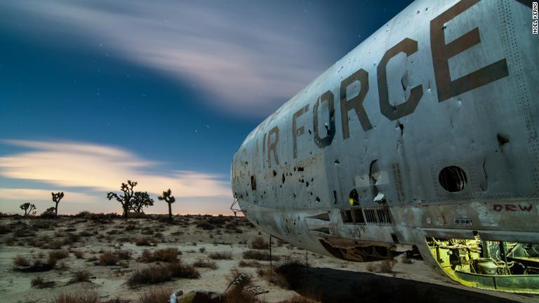 モハベ砂漠にある「米空軍」の文字の入った残骸/Noel Kerns