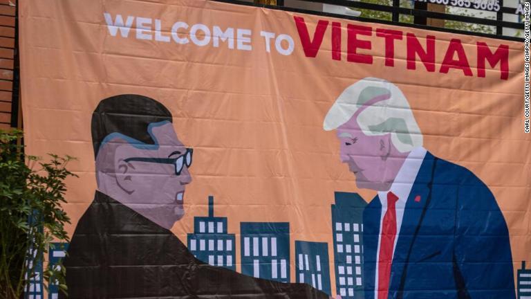 「ようこそ、ベトナムへ」という歓迎の言葉と両首脳が描かれたバナー/Carl Court/Getty Images AsiaPac/Getty Images