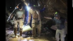 タイ洞窟の救出劇、少年に麻酔薬を投与　医師が明かす