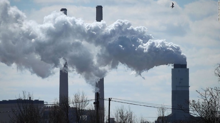 大気汚染の影響で子どもの寿命が２０カ月縮む恐れがあるとの報告書が発表された/Mark Wilson/Getty Images