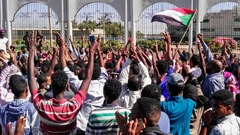 スーダン首都で大規模デモ、５人死亡　大統領の退陣求める